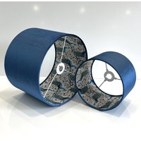 Neuer Luxus-Quarter Doppelseitiger Dunkelblauer Und Pfauvogel Auf Weißem Stoffkombinationslampenschirm-Anhängerlichtschirm Neuer Luxus-Quarter Doppelseitiger Dunkelblauer Und Pfauvogel Auf Weißem Stoffkombinationslampenschirm-Anhängerlichtschirm von ShadesByWoodpecker