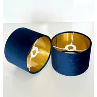 Neuer Luxus-Samt-Lampenschirm Und Pendelleuchte in Marineblau Mit Goldpaneelenfutter Neuer Luxus-Samt-Lampenschirm Und Pendelleuchte in Marineblau Mit Goldpaneelenfutter von ShadesByWoodpecker