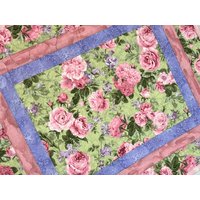 Pastell Rose Rechteckiger Tischläufer/Reversible/Shady Spring Quilts von ShadySpringQuilts