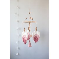 Personalisierte Makramee Mobile Für Kinderbett, Boho-Kinderzimmer Dekor, Baby-Mädchen von ShaggyRedFox