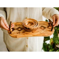 Personalisierbares 4 Olivenholz-Schalenset Mit Rustikalem Serviertablett Handgemachtes Snack Und Vorspeisen Set Gravur Ideales Geschenk Personalisierbares 4 Olivenholz-Schalenset Mit Rustikalem Serviertablett Handgemachtes Snack Und Vorspeisen Set Gravur Ideales Geschenk von Shahiya