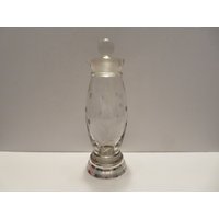 Cambridge Kristallklarer Glas Cocktail Shaker Mit Aufgebrachtem Sterling Silber "Wallace" Sockel - Wunderschönes Geschnittenes Blumendesign Wunderbar von ShakenRarelyStirred