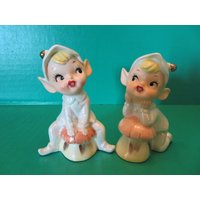Norcrest Pixie Salz Und Pfeffer Streuer Set Von Zwei | 2 - Schillernde Pixies Sitzend Auf Pilzen Nummeriert H845 Exzellenter Vintage von ShakenRarelyStirred