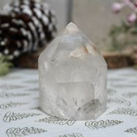 A + 0.41 lbs.klarquarz Kristall Turm, Top Schliff Mit Roher Kante, Generatorspitze Regenbogen Folien Und Einschlüssen, 200 G/M² Aus Brasilien von ShamanicCrystals