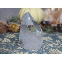 Bergkristall Turmspitze Polierter Generatorpunkt Mit Regenbogen Einschlüssen von ShamanicCrystals