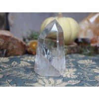 Bergkristall Turmspitze Polierter Generatorpunkt Mit Regenbogen Einschlüssen von ShamanicCrystals