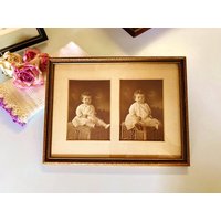 Antiker Holz-Bilderrahmen, Gold Mit Geprägten Ranken, Doppelpassepartout Sepiafarbenem Foto Von Baby Im Weißen Baumwollkleid, Shannilujewelry Antiker Holz-Bilderrahmen, Gold Mit Geprägten Ranken, Doppelpassepartout Sepiafarbenem Foto Von Baby Im Weißen Baumwollkleid, Shannilujewelry von ShanniLuJewelry