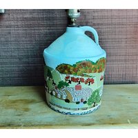Grandma Moses Style Whiskey Krug Lampe, Signiert Bonnie Taylor Und Martha, Primitive Bauernhofszene, Apfelbäume, Kühe, Muss Neu Verkabelt Werden Grandma Moses Style Whiskey Krug Lampe, Signiert Bonnie Taylor Und Martha, Primitive Bauernhofszene, Apfelbäume, Kühe, Muss Neu Verkabelt Werden von ShanniLuJewelry
