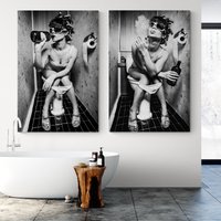 Badezimmer Wand Kunst 2Er Set Dekor Mode Schwarz Und Weiß Frau Trinkt Auf Toilette Rauchendes Mädchen Badezimmer Wand Kunst 2Er Set Dekor Mode Schwarz Und Weiß Frau Trinkt Auf Toilette Rauchendes Mädchen von SharpWallArts