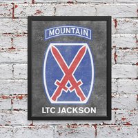 10Th Mountain Division Insignia Chalkboard Kunstwerk - Personalisiert Mit Dem Namen Und Rang Deines Soldaten Armeegeschenke, Armeefrau, Armee Mama von ShaunaSmithDesigns