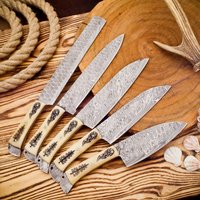 Handgefertigtes Kochmesser-Set Aus Damaststahl Knochengriff Mit Gravur, Vollerl Handgefertigtes Kochmesser-Set Aus Damaststahl Knochengriff Mit Gravur, Vollerl von ShaymaanProducts