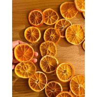 Getrocknete Orangengirlande Auf Golddraht | Natürliche Weihnachtsdeko von SheAndBrieFamily
