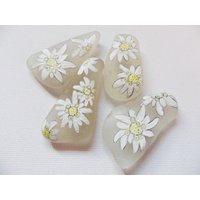 Edelweiss Blume Handbemalt Auf Bestellung Seeglasmagnet Edelweiss Blume Handbemalt Auf Bestellung Seeglasmagnet von ShePaintsSeaglass