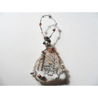 Handbemalte Glas Ornament Verschneite Vögel Auf Bank von ShePaintsSeaglass