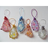 Handbemalte Seeglas Schneeflocke Weihnachtsverzierungen - Set Mit 6 Handbemalte Seeglas Schneeflocke Weihnachtsverzierungen - Set Mit 6 von ShePaintsSeaglass
