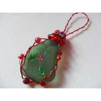 Handbemalter Seeglas Ornament Holly & Berries von ShePaintsSeaglass
