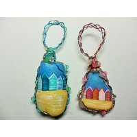 Handbemalter Seeglas Weihnachtsbaumschmuck Pastel Beach Huts von ShePaintsSeaglass