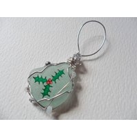 Handbemalter Seeglas Weihnachtsbaumschmuck Stechpalme & Berries Handbemalter Seeglas Weihnachtsbaumschmuck Stechpalme & Berries von ShePaintsSeaglass