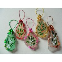 Holly Beeren & Blumen - Handbemalter Christbaumschmuck Aus Seeglas 5Er Set von ShePaintsSeaglass