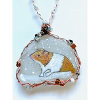 Meerschweinchen Meerglas Christbaumschmuck - Handbemalter Baumschmuck Mit Perlen Und Draht von ShePaintsSeaglass
