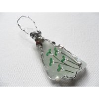 Mistletoe - Weihnachtsbaumschmuck Aus Handbemaltem Und Gefädeltem Seeglas, Perlen Draht von ShePaintsSeaglass