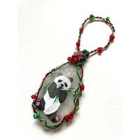Weihnachtspanda Mit Mistelbaumschmuck - Handbemalte Seeglasschmuck Perlen Und Draht von ShePaintsSeaglass