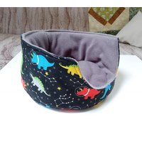Fleece Kuschelbecher, Weltraum Dinosaurier Meerschweinchen Haustierbetten, Galaxy Cavia Versteck, Frettchen Kuschelnest, Kuschelkissen Couch Fleece Kuschelbecher, Weltraum Dinosaurier Meerschweinchen Haustierbetten, Galaxy Cavia Versteck, Frettchen Kuschelnest, Kuschelkissen Couch von SheSewsDesign