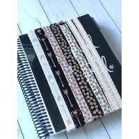 Planer Band Auch Lesezeichen Oder Notizbuch Tablet Mit Rüschen in Schwarz Weiß Und Roségold von SheWhoDaresDesign
