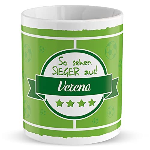 Fußball-Tasse »So sehen Sieger aus!« mit Wunschnamen, Fußballfeld, personalisiert (weiß) von Sheepworld