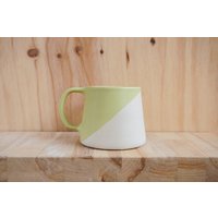Handgemachte Keramik Becher - Celery Angle Dip von ShelbyPageCeramics