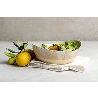Große Ovale Handgefertigte Matt Cremefarbene Keramiksalatschüssel, Einzigartiges Hochzeitsgeschenk, Rustikale Servierschale Aus Weißer Keramik von ShellyClayspot