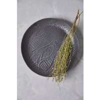 "Großer Tiefschwarzer Keramikteller, 12 "Runder Großer Teller, Abendessen Servierplatte, Housewarming Geschenk." "Großer Tiefschwarzer Keramikteller, 12 "Runder Großer Teller, Abendessen Servierplatte, Housewarming Geschenk." von ShellyClayspot