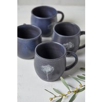 Zwei Handgefertigte Xl-Schwarze Keramikbecher Mit Baum-Grafik, Keramik 14 Unzen Huggable Kaffeetassen-Set Von 2, Wheel-Thrown-Keramik Rustikaler von ShellyClayspot