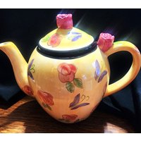 Vintage Gelbe Porzellan Teekanne Mit Rosen Und Schmetterlingen Einem Rosenknospengriff Auf Dem Deckel von ShellysVintageGifts
