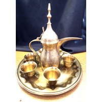 Vintage Handgemachte Messing Teekanne, Tablett Und 6 Tassen Aus Dem Nahen Osten, Alle Handgeätzt, Schönes Ausstellungsstück, Made in India von ShellysVintageGifts