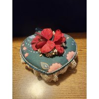 Vintage Herzförmige Box Material, Spitze Und Blumen Bedeckt von ShellysVintageGifts