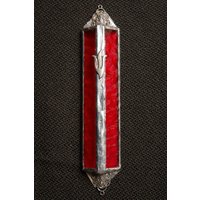 Transluzentes Rotes Buntglas Kompaktes Dreieckiges Mezuzah-Gehäuse - Handgemachtes Aus Israel von ShepselArtJudaica
