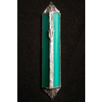 Türkisfarbenes Buntglas Kompaktes Dreieckiges Mezuzah-Gehäuse - Handgemachtes Aus Israel von ShepselArtJudaica