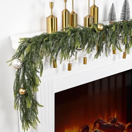 Unsere Norfolk-Kiefergirlande verwandelt sich mühelos in jede festliche Form – kreisen Sie sie um Türen, drapieren Sie sie als Streifen oder stylen Sie sie in Tischdekoration – für eine frische von Sherika