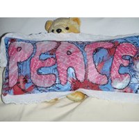 Peace Kunst Akzent Kissen Handgefertigt Ein Von Einer Art Mixed Media Rot Weiß & Blau von SherisShoppe