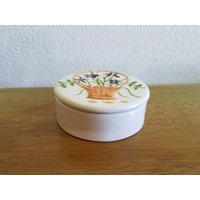 Keramik, Rundring/Schmuck Box | #1079-Handgemalte Erhöhten Design Korb Mit Blumen von SherrysCeramicCrafts