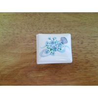 Keramik Blau Blümchen Mit Schmetterling Ring Box(#1087 Feuerte Auf Aufkleber Der Blauen Blumen Und Gold Beinen Box von SherrysCeramicCrafts