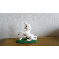 Keramik Einhorn Auf Gras Mit Blumen | #1202 von SherrysCeramicCrafts