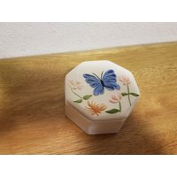 Keramik Glasiert-Schmetterling-Octagon-Ring/Schmuck Box(#1028-Hand Bemalt, Schmetterling Und Blumen von SherrysCeramicCrafts