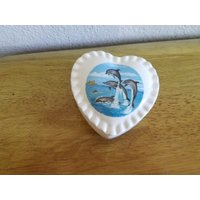 Keramik-Herz-Ring/Schmuck-Box | #1082-Gebrannt Auf Aufkleber Der Delphine Springen von SherrysCeramicCrafts