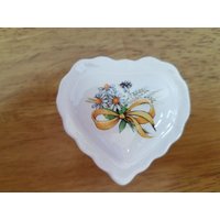 Keramik Herz-Ring-Box Mit Gänseblümchen Und Biene | #1097-Gebrannt Auf Aufkleber Von von SherrysCeramicCrafts