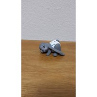 Keramik Kleines Floppy Ohr Grauer Baby Hase Liegend Und Schaut Dich An in Herz-Windel | #782F von SherrysCeramicCrafts