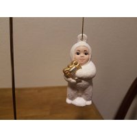 Keramik Medium Snowbaby Stehend Hält Harfe Ornament | #1007 von SherrysCeramicCrafts