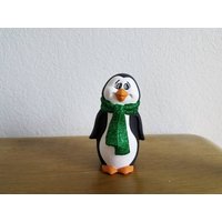 Keramik-Pinguin Mit Grün Glitzer Schal | #886 - Irisch-Grün von SherrysCeramicCrafts