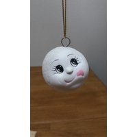 Keramik Schneeball Ornament Mit Herausgestreckter Zunge, Als Ob Er Sich Die Lippen Leckt | #85H von SherrysCeramicCrafts